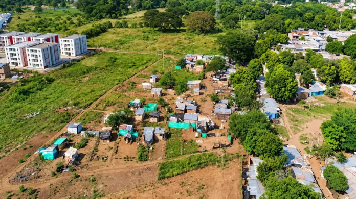 Vista aérea de asentamientos informales e invasiones en Valledupar junto a zonas urbanizadas.