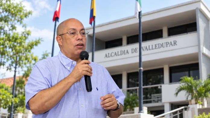 Ernesto Orozco frente a la Alcaldía de Valledupar en nota sobre multa judicial