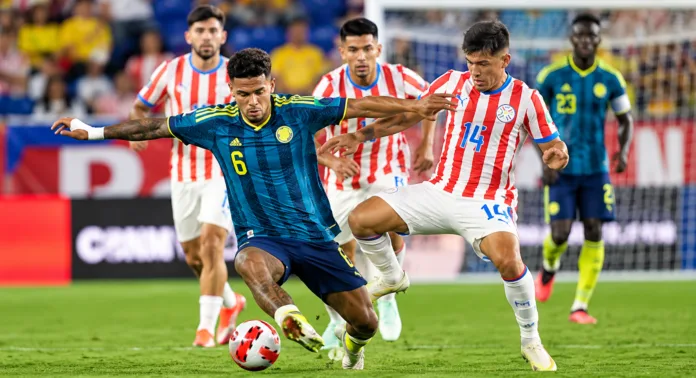 Jugador de la Selección Colombia disputa el balón ante Paraguay en partido amistoso