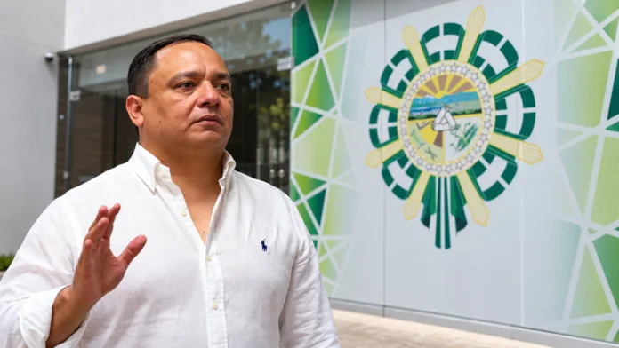 Manuel Gutiérrez Pretel frente a la sede de la Asamblea Departamental del Cesar