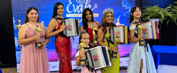 Ganadoras de EVAFE 2026 con acordeones y trofeos durante la premiación del vallenato femenino.