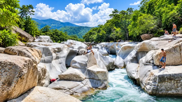 Paisaje natural cerca de Valledupar con río, grandes rocas y montañas