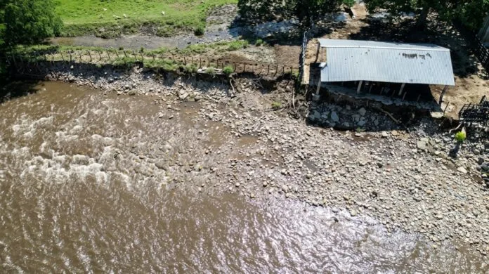 Río con aumento de caudal en zona rural de Valledupar durante alerta por lluvias y crecientes súbitas.