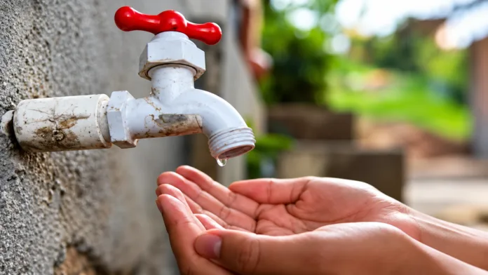 Grifo con escaso suministro de agua, relacionado con las fallas del servicio en varios sectores de Valledupar.