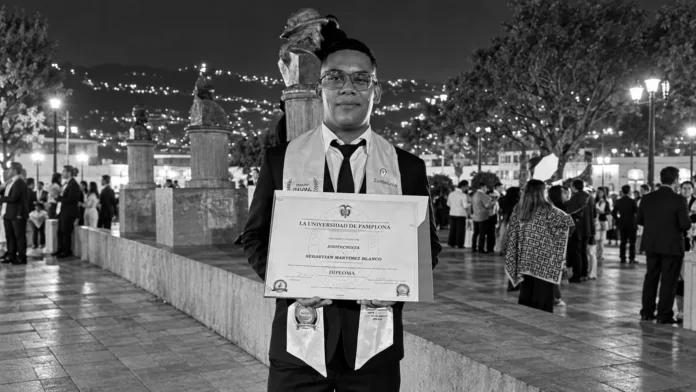 Sebastián Martínez Blanco durante su graduación como profesional, en una imagen relacionada con el caso ocurrido en La Loma de Calenturas.