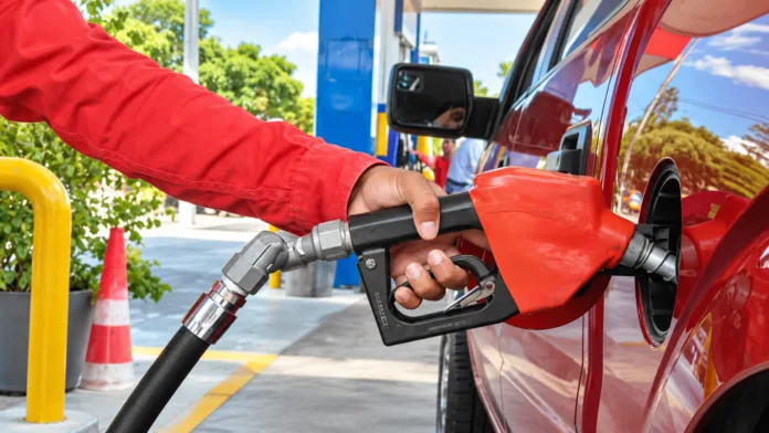 Tanqueo de gasolina en vehículo tras aumento del precio desde octubre en Colombia