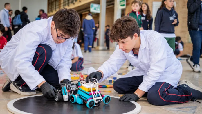 Estudiantes preparan robots para competencia nacional de robótica con participación de Valledupar.