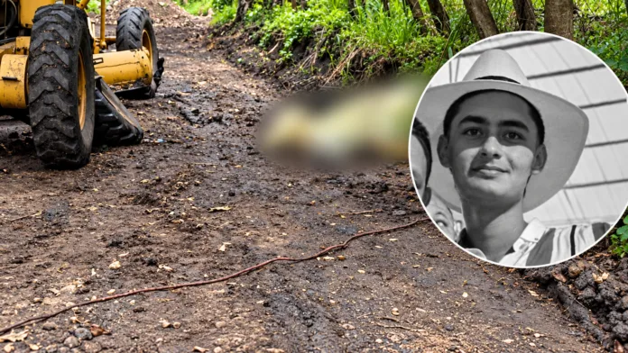 Rafael Lúquez junto a una imagen del lugar donde ocurrió el accidente en la vía Manaure–La Paz.