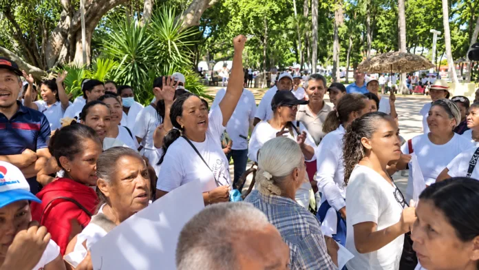 Habitantes de Valledupar participan en una protesta por posibles afectaciones de obras en la margen derecha del río Guatapurí.