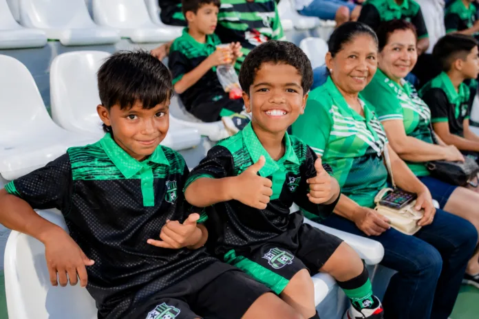 Niños disfrutan de un partido de fútbol en el estadio Armando Maestre Pavajeau de Valledupar.