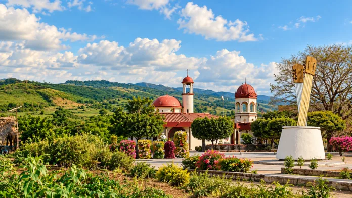 Paisaje, iglesia y monumento representativos de Becerril, Agustín Codazzi y La Jagua de Ibirico, municipios con alta participación en regalías del Cesar.