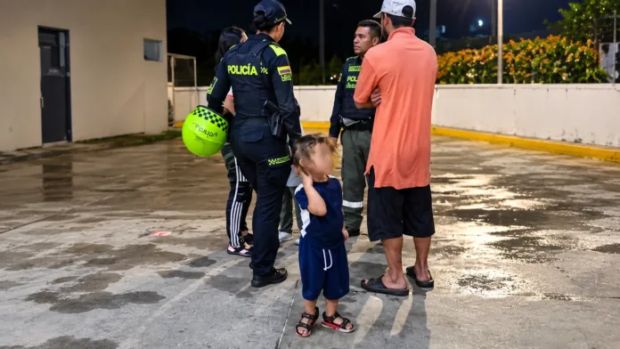 Menor acompañado por autoridades durante procedimiento de protección en Valledupar