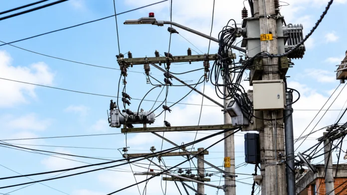 Postes con cableado eléctrico y de telecomunicaciones en Valledupar