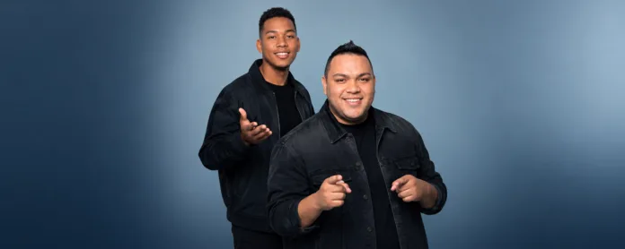 El legado de Omar Geles vuelve a tomar fuerza de la mano de su sobrino Checho Geles, quien junto a La Dinastíapresentó el proyecto musical ‘Parrandeando con las de Omar Geles’, un mosaico que reúne seis composiciones emblemáticas del recordado acordeonero y compositor vallenato.  La propuesta nace no solo como un homenaje familiar, sino también como una forma de mantener vigente una obra que sigue conectando con distintas generaciones. Checho acompañó durante 12 años a su tío como acordeonero, experiencia que le permitió conocer de cerca su forma de interpretar, componer y entender el vallenato.  Seis canciones para recordar a Omar Geles El mosaico está integrado por ‘Una Mariposa’, ‘Renunció’, ‘Cómo le pago a mi Dios’, ‘Ok’, ‘Las locuras mías’ y ‘Cuando casi te olvidaba’. La selección recorre diferentes facetas del repertorio de Omar Geles, desde canciones cargadas de sentimiento hasta temas con un espíritu más parrandero.  La intención del proyecto es conservar la esencia de esas composiciones, pero presentarlas desde una nueva interpretación que permita acercarlas también a públicos más jóvenes. Una nueva etapa para Checho Geles ‘Parrandeando con las de Omar Geles’ también marca el comienzo de una nueva fase profesional para Checho, quien ahora avanza al frente de su propio proyecto musical junto a La Dinastía.  Después de más de una década trabajando al lado de Omar Geles, el acordeonero busca consolidar una identidad propia sin desprenderse de la herencia musical que ha marcado su carrera. La producción musical estuvo en manos de Sergio Geles, encargado de los arreglos y la grabación realizada en los estudios de Nemecio Gómez.  Valledupar, escenario del homenaje El componente audiovisual del proyecto fue grabado en Casa del Río, en Valledupar, bajo la dirección de Fredy Melo. La elección de la capital del Cesar refuerza la conexión de la producción con las raíces del vallenato y con la historia musical de la familia Geles.  El lanzamiento se suma a los distintos homenajes que, desde la muerte de Omar Geles en mayo de 2024, han buscado mantener viva la memoria de uno de los compositores y acordeoneros más influyentes del género. Su obra continúa siendo interpretada por artistas de varias generaciones y permanece como parte fundamental del repertorio vallenato.  Con esta producción, Checho Geles transforma el homenaje en una apuesta musical propia: seis canciones conocidas, una historia familiar detrás y un nuevo capítulo para una dinastía que sigue ligada al vallenato.