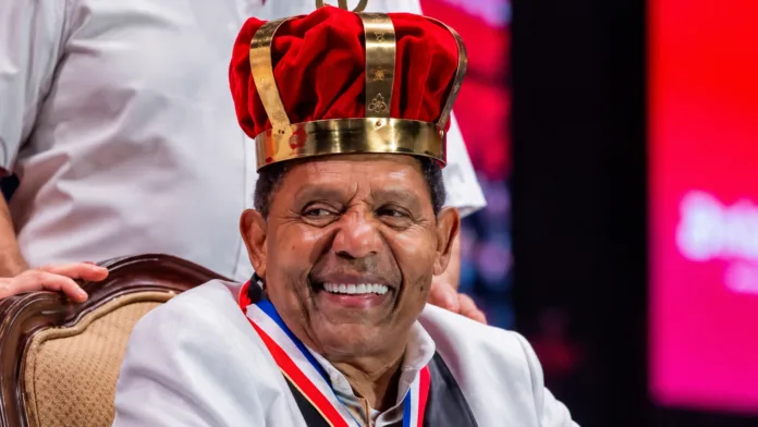 Israel Romero, ‘El Pollo Irra’, durante un homenaje por su trayectoria en el vallenato.