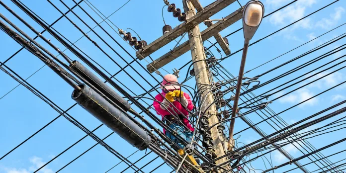 Técnico realiza mantenimiento en la red eléctrica durante trabajos programados en Valledupar.