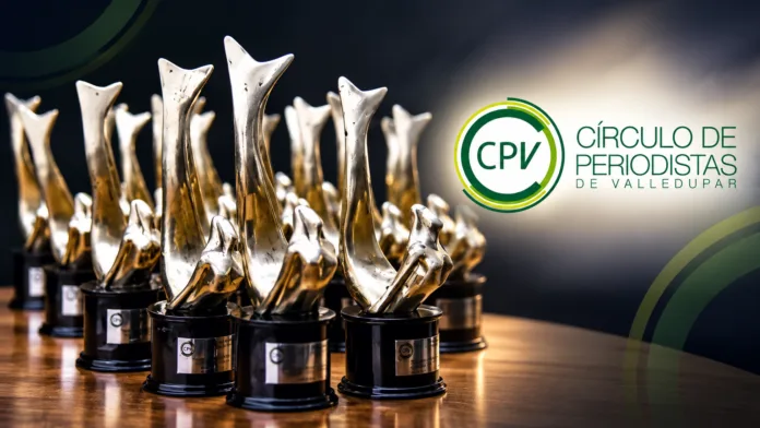 Trofeos del Círculo de Periodistas de Valledupar junto al logo del CPV