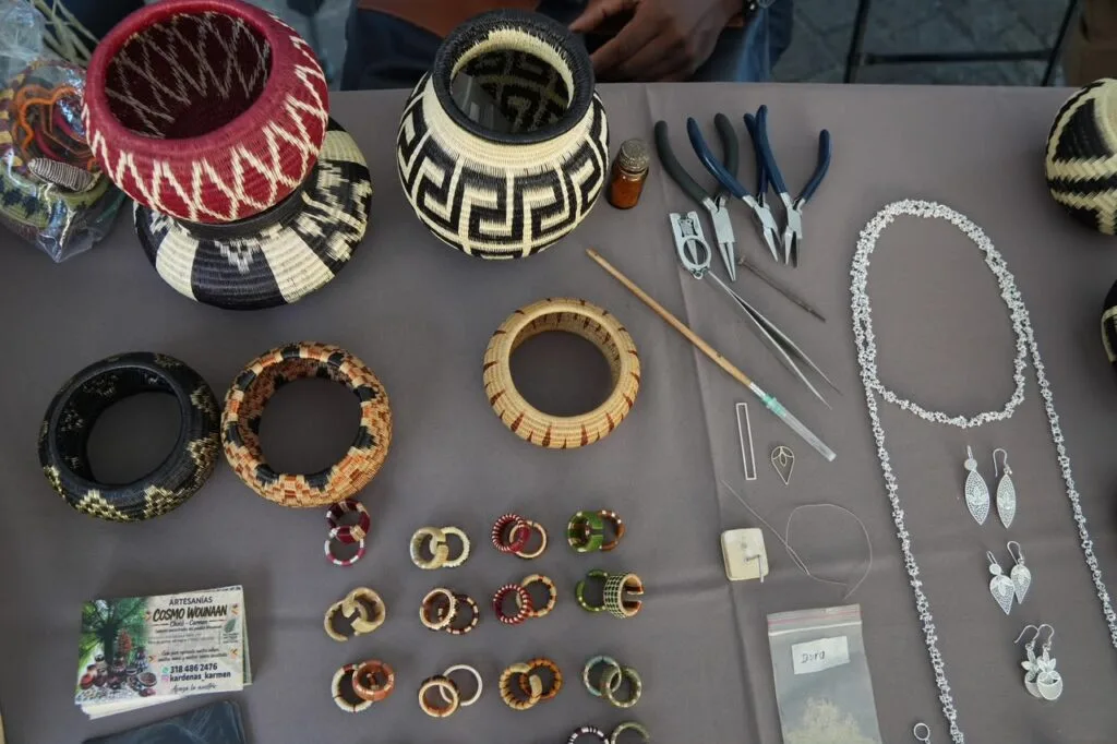 Artesanías tejidas y joyería colombiana exhibidas en París