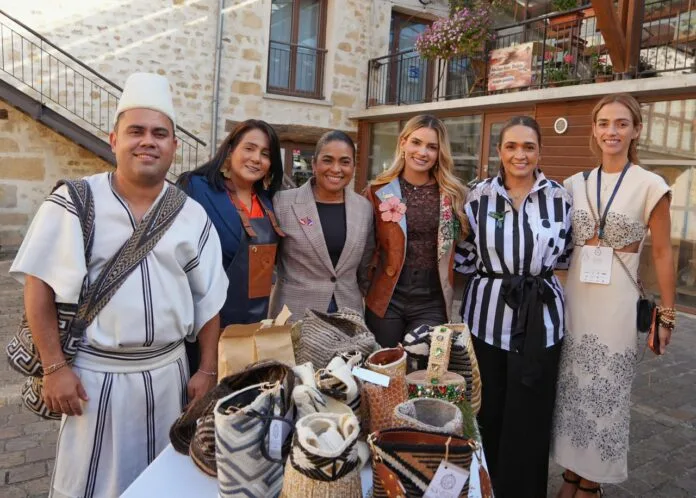 Delegación de Valledupar y Colombia junto a artesanías en París
