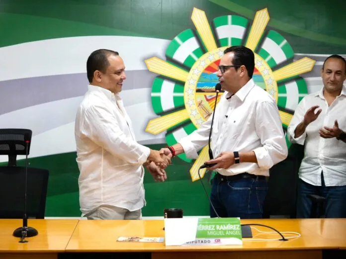 Saludo durante acto de posesión en la Asamblea Departamental del Cesar