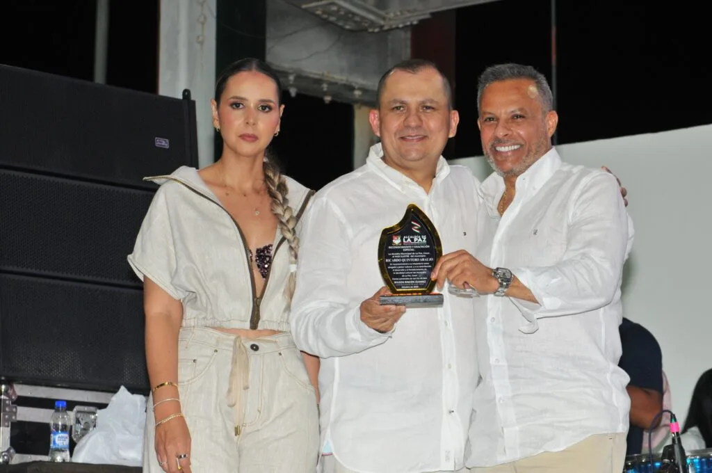 Ricardo Quintero Araújo recibe reconocimiento por su aporte al folclor vallenato en La Paz