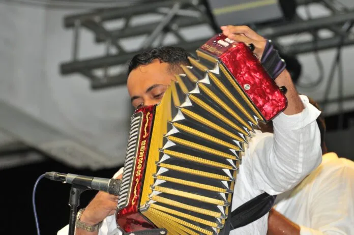 Acordeonero durante el Festival de Voces y Canciones de La Paz, Cesar