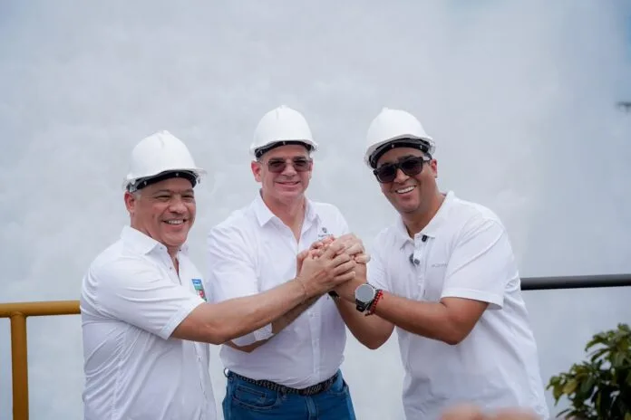 Funcionarios durante la entrega de la conexión que lleva agua del embalse El Cercado a la planta Corral de Piedra en La Guajira.