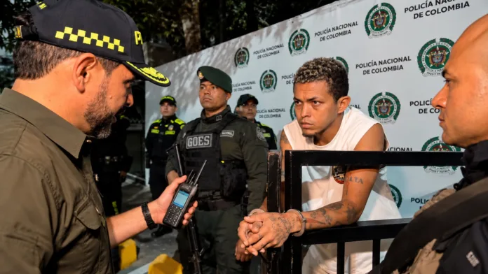 Alias Keko frente a Abelardo de la Espriella durante la Operación Blindaje 360 en Barranquilla.