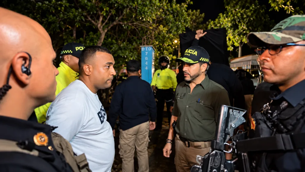 Abelardo de la Espriella frente a un capturado durante la Operación Blindaje 360 en Barranquilla, acompañado por agentes de la Policía Nacional.