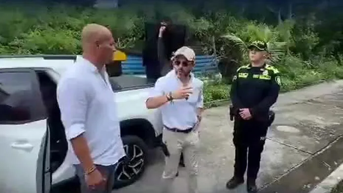 Abelardo de la Espriella junto a una uniformada de la Policía de Providencia, durante su recorrido por la isla.
