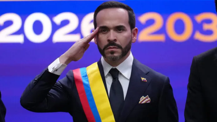 Abelardo de la Espriella durante un acto oficial, en una nota sobre el precio de la gasolina en Colombia.