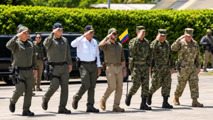 Abelardo De La Espriella y el ministro de Defensa con pistolas al cinto durante ceremonia militar en Valledupar