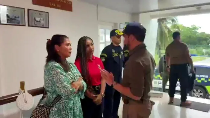 Abelardo de la Espriella habla frente a dos dirigentes políticas durante un encuentro en San Andrés.