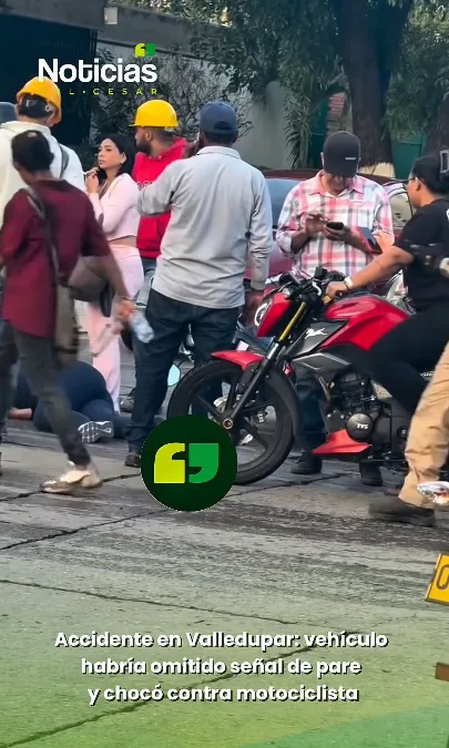Motocicleta roja caída en el asfalto tras un accidente de tránsito en la calle 12 con carrera 7 de Valledupar.