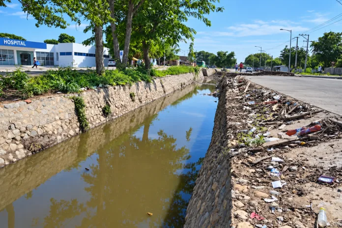 Acequia Las Mercedes en Valledupar con residuos acumulados que pueden obstruir el flujo del agua.