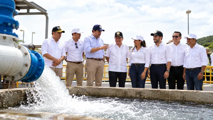 Autoridades durante la puesta en funcionamiento de la conexión que lleva agua de El Cercado a la PTAP de San Juan del Cesar.