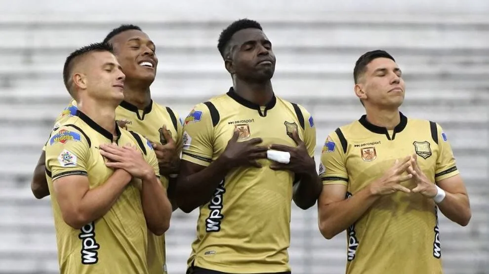 Jugadores de Águilas Doradas antes de enfrentar a Alianza FC por la Liga BetPlay