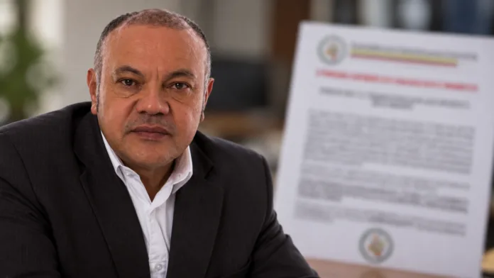 Luis Alonso Colmenares, padre de Luis Andrés Colmenares, denuncia amenazas en La Guajira mediante un panfleto atribuido a las AGC.