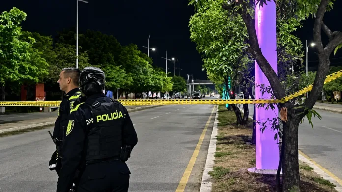 Policías acordonan un sector de Aguachica tras el reporte de un ataque con drones contra la estación de Policía.