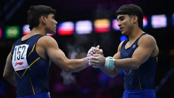 Ángel Barajas y Camilo Vera se saludan durante una competencia de gimnasia artística, imagen relacionada con el histórico resultado de Colombia en el Mundial de Gimnasia 2026.