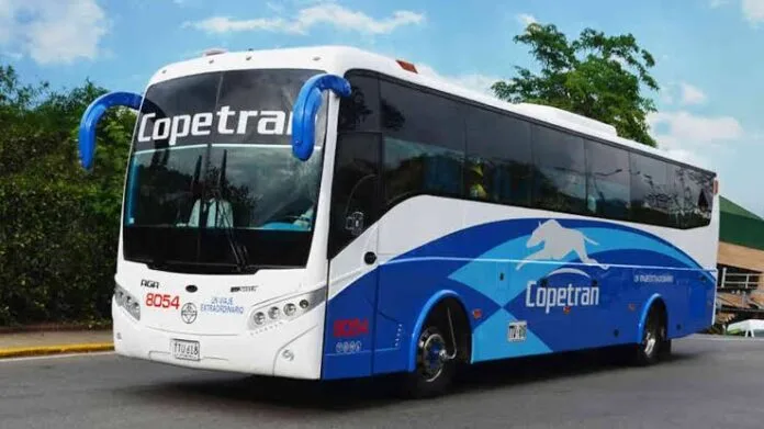 Bus de Copetran, empresa cuyos pasajeros fueron víctimas de un asalto en zona rural de Río de Oro, Cesar.