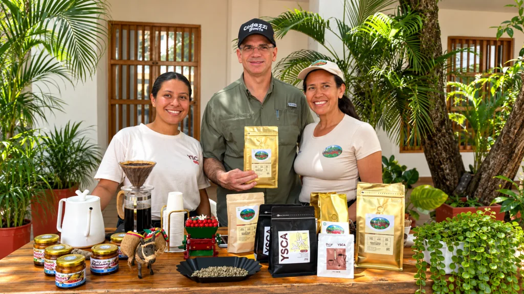 Café del Perijá: Orlando José Dangond Baute, presidente de la ADR, junto a dos emprendedoras de Codazzi que exhiben sus productos cafeteros.