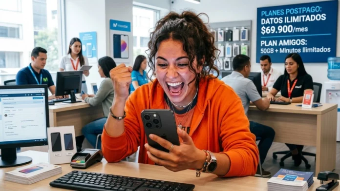 Usuaria de telefonía móvil consulta su celular en una tienda de operador en Colombia tras nuevas reglas para cancelar servicios.