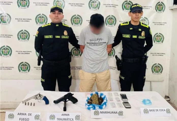 Imagen del operativo policial relacionado con la captura de alias Peyo en Aguachica, donde fueron incautadas armas de fuego y sustancias estupefacientes.