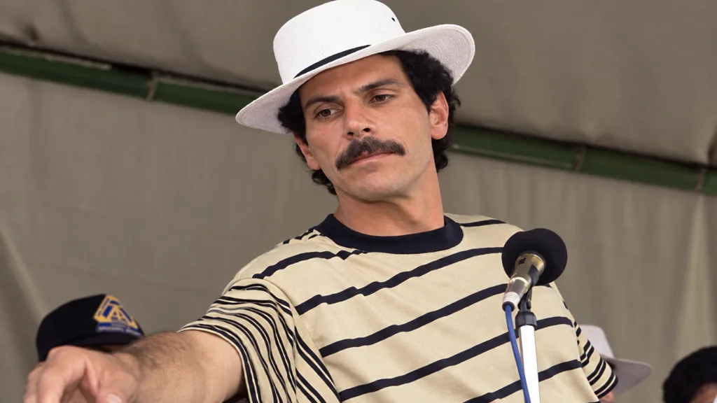 Carlos Pizarro Leongómez con sombrero blanco durante una intervención pública, en imagen histórica relacionada con la orden de retirar sus representaciones.