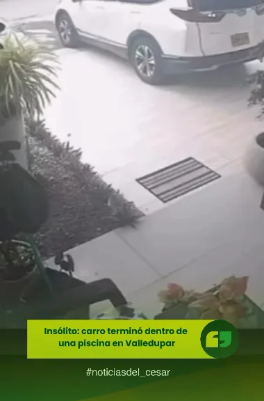 Vehículo que terminó dentro de una piscina en un conjunto residencial de Valledupar