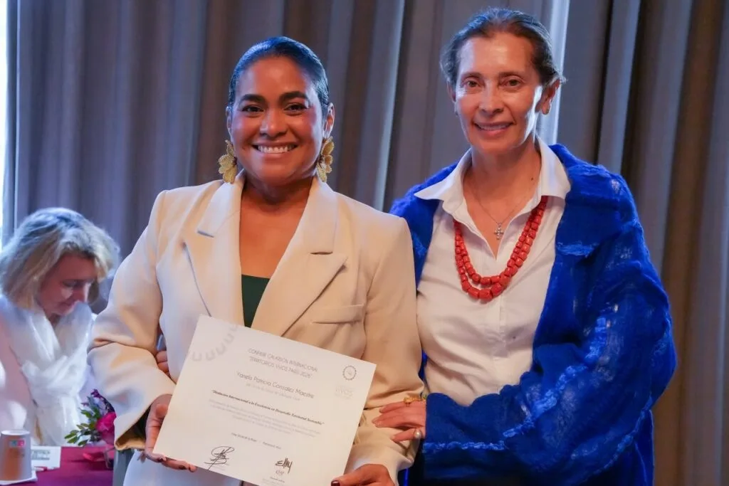 Representante de Valledupar recibe certificación durante Territorios Vivos París 2026.