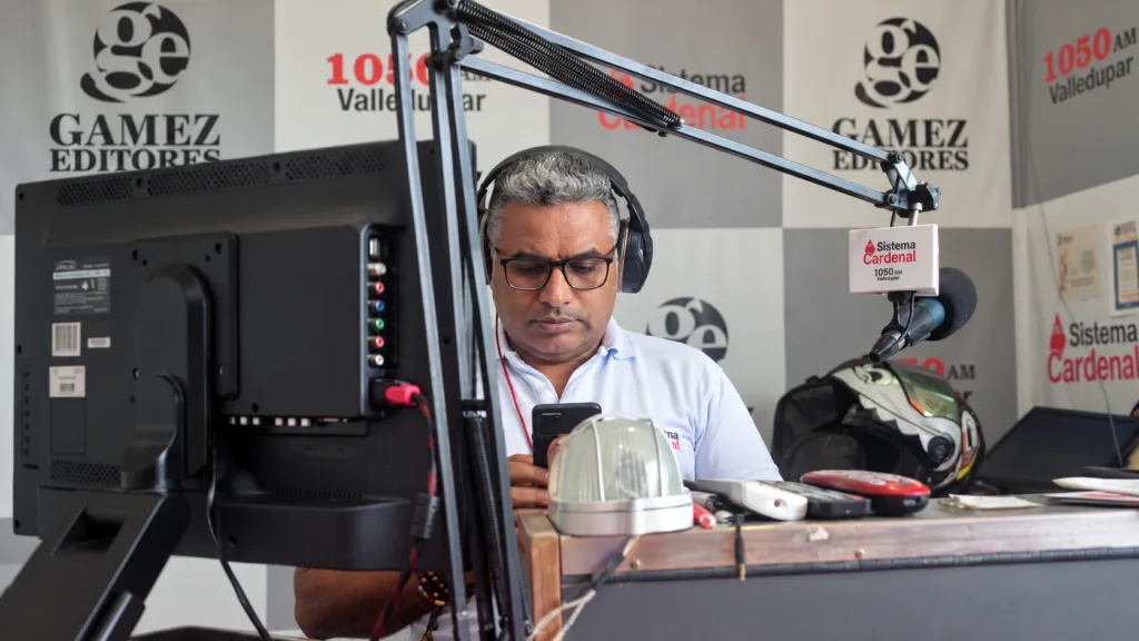 Checho Guerra hijo, quien informó sobre el estado de salud de Checho Guerra hospitalizado, en los estudios de Cardenal Stereo Valledupar.