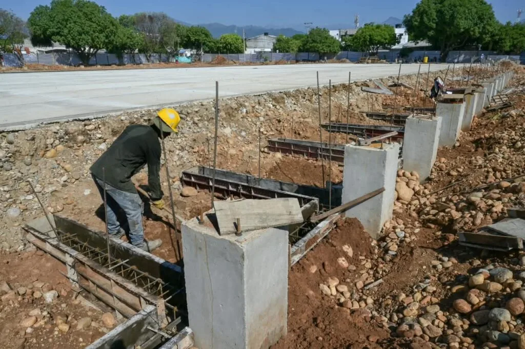 Trabajador avanza en la cimentación del parque Francisco de Paula en Valledupar.