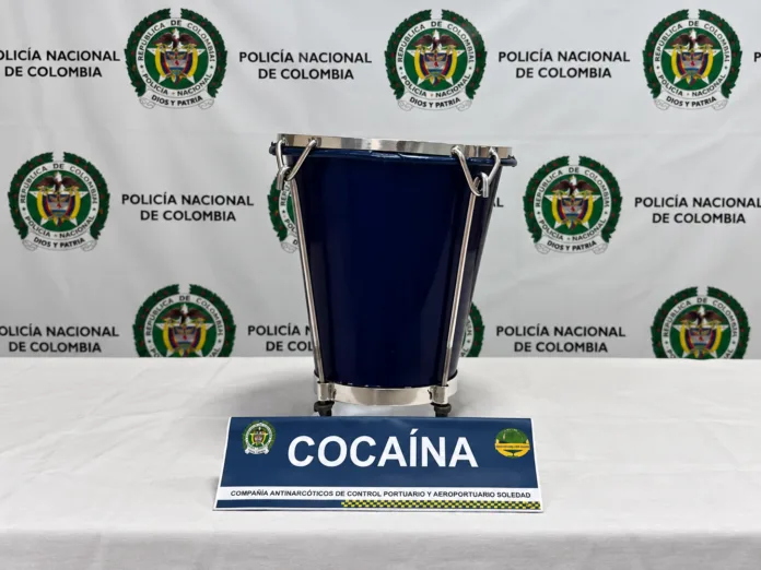 Caja vallenata incautada por la Policía Antinarcóticos con cocaína oculta en su interior.